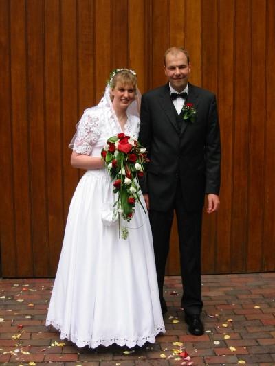 Karin und Hans-Gerd vor der Vareler Kirche.